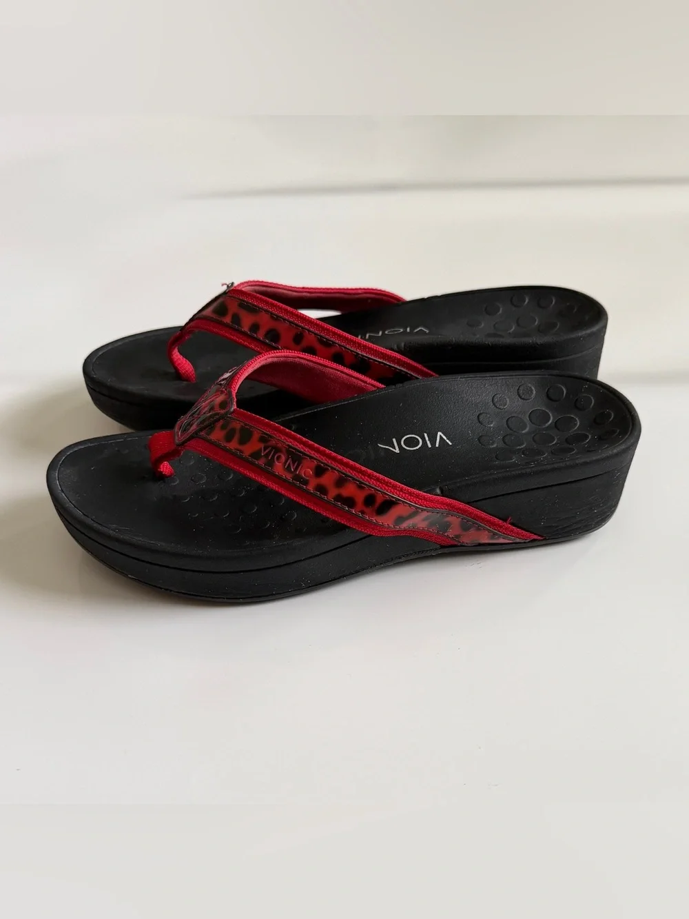 Vionic Red and Black Leopard-Print Thong Sandals